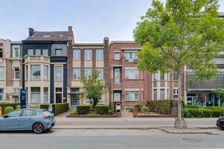 <p><span>Deze </span><span>ruime woning</span><span> is gelegen aan de Bredabaan in Merksem, op een centrale locatie vlak bij winkels, scholen en openbaar vervoer. De woning beschikt over </span><span>negen kamers</span><span>, drie bergruimtes, twee badkamers, meerdere balkons en een tuin. Daarnaast is er een </span><span>lift </span><span>aanwezig die de verschillende verdiepingen met elkaar verbindt.</span></p><p><span> </span></p><p><span>Op de gelijkvloerse verdieping bevinden zich de inkomhal, drie ruime kamers, een keuken, een toilet en een berging. Vanuit de achterste kamer heb je toegang tot de tuin. Tussen de gelijkvloerse en eerste verdieping bevinden zich nog een bijkomende kamer, een ruime badkamer en een toilet.</span></p><p><span> </span></p><p><span>De eerste verdieping telt drie kamers en een balkon met uitzicht op de tuin. De tweede verdieping beschikt opnieuw over meerdere kamers, waaronder een ruime kamer met aansluitend balkon. Op de tussen verdieping is nog een bijkomende ruimte aanwezig.</span></p><p><span> </span></p><p><span>De woning beschikt tot slot over een </span><span>ruime kelder</span><span> van circa 140m², die heel wat extra opslagruimte biedt.</span></p><p><span> </span></p><p><span>Troeven:</span></p><p><span>-centrale ligging aan de Bredabaan in Merksem</span></p><p><span>-negen kamers en drie bergruimtes</span></p><p><span>-ruime kelder van circa 140m²</span></p><p><span>-lift aanwezig</span></p><p><span>-tuin en meerdere balkons</span></p><p><span>-dubbele beglazing</span></p><p><span>-verschillende gebruiksmogelijkheden</span></p><p><span> </span></p><p><span>Ben jij geïnteresseerd in deze ruime woning in Merksem, ben je op zoek naar ander vastgoed of wens je de waarde van jouw eigendom te kennen? Dan ben je bij BOLT immo aan het juiste adres! Wij helpen jou graag verder.</span></p>
