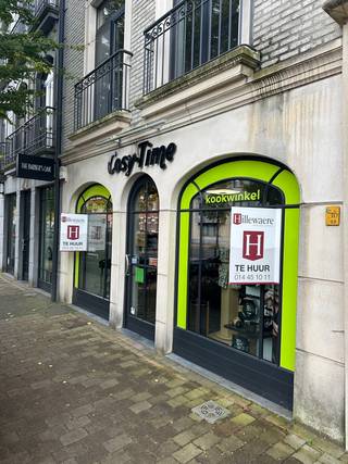 Handelspand/kantoorruimte van 193m² met stockage ruimte (kelder) van 30m².<br /><br />Achteraan een leuk zongericht terras (24m²) met tuin (45m²). <br /><br />Dit aantrekkelijke pand is gunstig gelegen in Oud-Turnhout. Momenteel ingericht als winkel, maar het biedt ook talloze mogelijkheden voor andere commerciële doeleinde. Het kan dienen als kantoorruimte, winkel of praktijkruimte. Veel parkeerplaatsen voor de deur!<br /><br />Bijzonderheden:<br />* centrale locatie<br />* net kantoor/winkelpand