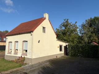 Stekene. Rustige ligging omgeven door paardenweides en bos. Afbraakwoning op een perceel van 1.530m². Gelegen aan een doodlopende, geasfalteerde...