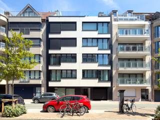 Gemakkelijk in- en uitrijbare autostaanplaats ( op het gelijkvloers ) te koop gelegen in een verzorgde residentie in de Paul Parmentierlaan te Knokke-Heist.<br /><br />Afmetingen autostaanplaats: <br />2,86m breed <br />5,90m diep<br /><br />Afmetingen inrijpoort: <br />2,60m breed<br />2,27m hoog