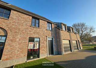 <p><span>Ligging<br /></span><span>In een rustige, kleinschalige woonwijk in het charmante Oosteeklo vind je deze uitzonderlijke nieuwbouwwoning. <br />Een plek waar stilte en woonkwaliteit elkaar ontmoeten, en waar je elke dag thuiskomt in een omgeving die geborgenheid uitstraalt. <br />Dankzij de doordachte oriëntatie geniet je hier optimaal van licht, zon en privacy.<br /><br /></span><span>Prachtige woning in landelijke stijl met 5 slaapkamers<br /></span><span>Deze stijlvolle nieuwbouwwoning in pastorijstijl combineert tijdloze architectuur met vooruitstrevend wooncomfort. <br />Met een bijzonder ruime bewoonbare oppervlakte en maar liefst vijf volwaardige slaapkamers is dit een thuis die meegroeit met uw verhaal.<br />De lichtrijke leefruimte vormt het hart van de woning en vloeit naadloos over in de open, moderne keuken.<br />Ook de badkamer werd hedendaags en kwalitatief ingericht, met zowel een bad als een inloopdouche. <br />De inpandige garage met geïntegreerde wasplaats zorgt voor extra praktisch comfort.<br /><br />Op vlak van energie kiest deze woning resoluut voor de toekomst: vloerverwarming, zonnepanelen, een geothermische warmtepomp, ventilatiesysteem C en passieve koeling in alle ruimtes.<br />Buiten geniet je van een goed georiënteerd terras en een mooie tuinoppervlakte. <br />De tuin wordt nog aangelegd, zodat je deze zomer kan genieten van het buitenleven. <br />Daarnaast beschikt de woning over een oprit én een inpandige garage.<br /><br />Indeling<br />Inkomhal met apart gastentoilet, lichtrijke leefruimte met open geïnstalleerde keuken, inpandige garage met wasplaats, vijf volwaardige slaapkamers, moderne badkamer met bad en inloopdouche, terras en tuin.<br /><br />A place for happy<br /><br /></span><span>Troeven<br /></span><span>/ op wandelafstand van het dorp en dichtbij invalswegen richting kust, Antwerpen, Gent en Brugge<br /><br /></span></p>