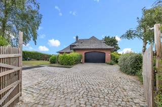 <p>Voor meer info of een bezoek, bel 02 884 23 25: St-Martens-Lennik :Topo-Immo biedt u deze ruime<strong> villa</strong> op <strong>+/- 20a</strong> aan. Binnenkomen doe je via<strong> de royale inkomhal, </strong>voorzien van<strong> gastentoilet </strong>en<strong> vestiaire-hoek. </strong>Verder omvat het gelijkvloers <strong>een aparte leefkeuken (16m²) </strong>en <strong>een lichtrijke woonkamer</strong> van maar liefst<strong> 58m², </strong>die uitgeeft op de<strong> veranda. </strong>Ook<strong> de eerste slaapkamer/bureau</strong> en <strong>de wasplaats/berging </strong>bevinden zich op de benedenverdieping.<strong> Inpandige garage </strong>van maar liefst<strong> 30m². <br /></strong>Het verdiep biedt ons <strong>een ruime nachthal, een bergruimte/dressing, een badkamer met ligbad, een apart toilet </strong>en maar liefst<strong> 4 slaapkamers! Mooie aangelegde tuin.</strong> Nabij centrum, openbaar vervoer, school, centrum. Op amper 10 minuten van Erasmus/Brussel/Ring R0.  Maatregelen opgenomen in het maatregelenregister: nee. </p>