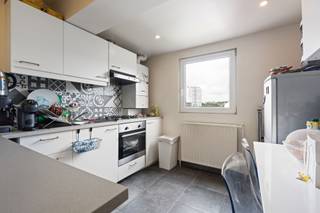 Bent u op zoek naar een instapklaar appartement met een uitstekende ligging? Dit prachtig gerenoveerde duplexappartement met één slaapkamer bevindt zich op een centrale locatie in Koekelberg, op wandelafstand van openbaar vervoer, handelszaken, scholen en met een vlotte verbinding naar het centrum van Brussel.<br /><br />Het appartement is gelegen op 3de verdieping en beschikt over een bewoonbare oppervlakte van 49 m² (volgens EPC). U wordt verwelkomd in een lichtrijke leefruimte met aansluitend de uitgeruste keuken en daarnaast de ruime badkamer uitgerust met een douche, lavabo en toilet. De bovenverdieping omvat één volwaardige slaapkamer. <br /><br />Divers: Elektriciteit conform tot 2043, notarisattesten aanwezig, individuele verwarming op aardgas, PVC raamprofiel dubbele beglazing, dak in goede staat en geïsoleerd, ventilatiesysyeem en momenteel verhuurd €490+€10 en een privatieve kelder.<br /><br />Dankzij de centrale ligging, de nabijheid van alle voorzieningen en de uitstekende staat van onderhoud is dit duplexappartement een uitstekende opportuniteit voor wie comfortabel wil wonen in de nabijheid van Brussel-centrum.<br /><br />