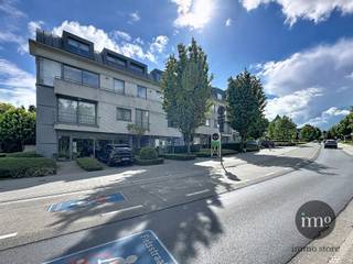 Dilbeek : IMMO STORE presenteert, in het bruisende hart van Dilbeek, een veelzijdige commerciële gelijkvloersruimte van 84 m². Deze instapklare unit — voorheen een zonnebankcenter — leent zich perfect voor uiteenlopende activiteiten, met uitzondering van horeca.<br /><br />Troeven:<br />Topligging in het centrum van Dilbeek, met goede visibiliteit en passage.<br />Flexibele indeling met modulaire cabines: eenvoudig aanpasbaar aan uw concept (retail, zorg/wellness, beauty, kantoor, dienstverlening, atelier/showroom, enz.).<br />Volledig uitgeruste keuken voor personeel.<br />Sanitair aanwezig.<br />Praktische berging/technische ruimte.<br />Gelijkvloerse toegankelijkheid.<br /><br />Neutrale afwerking die snel te personaliseren is.<br />Efficiënt ruimtegebruik geschikt voor 1-op-1-diensten of discrete consultaties.<br />Interesse? Plan vandaag uw bezoek en ontdek hoe deze centraal gelegen ruimte uw zaak sterker in de markt zet. Contacteer IMMO STORE op 02 203 03 03 voor meer informatie en beschikbaarheid.