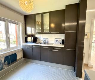 Apparment rénové meublé avec 2 chambres et living spacieux et lumineux. <br /><br />Prés du centre et à 100m de la plage. <br /><br />Cuisine ouverte et équipée, living spacieux, 2 chambres, sallde de bain avec une douche, toilette, 2 terrasses et des très grandes caves. <br /><br />Pas d'ascenseur = moins frais de commun! <br />PEB: 636 kWh/m² - Label F<br />L'appartement est soumis à l'obligation de rénovation des bâtiments résidentiels. <br /><br />Plus d'info et visite virtuelle: www.immodepanne.be