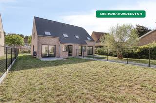 Kom vrijblijvend langs tijdens ons opendeurmoment op zaterdag 25 april tussen 9u30 en 10u30 en laat je verrassen! Allen welkom!Stijlvol nieuwbouwhuis te koop in Elverdinge met drie slaapkamers, dubbele garage en tuin. Deze halfopen woning is uitermate geschikt voor wie op zoek is naar een centraal gelegen woning tussen Ieper, Poperinge en Vleteren. Dit huis wordt afgewerkt verkocht (schilderklaar) en komt in aanmerking voor 6% BTW! Verder is dit huis erg energiezuinig gebouwd en wordt er gewerkt met warmtepomp, regenwater, superisolerend glas,... INDELING Gelijkvloers: Inkomhal met apart toilet - ruime woonkamer met mooie raampartijen, zithoek en eetplaats - open volledig geïnstalleerde keuken met eiland - ruime aangrenzende berging bij de keuken met aansluitingen voor wasmachine - achtertuin met toegang naar de dubbele garage, voorzien van automatische poort. Eerste verdiep: Nachthal - drie slaapkamers - badkamer met dubbel lavabomeubel en inloopdouche - berging - apart toilet.Verder heeft deze woning nog een ruime zolder, toegankelijk via zolderluik.ALGEMEEN- Perceel 427m²- Energiezuinig (max E-peil 30)- Superisolerende beglazing- Regenput 10.000L- Ventillatie type D- Verwarming met warmtepomp- In aanmerking voor 6% BTW--Dubbele garage kan aangekocht worden (€60.000) of €100/maand huurkoop dubbele garage ( aankoop binnen de 2 jaar )Op zoek naar een nieuwbouwwoning om te kopen maar wil je nog even sparen? Dan is dit jouw kans! Je kan deze woning eerst huren voor 2 jaar om dan binnen de 2 jaar aan te kopen. De huurgelden worden dan in mindering gebracht van de aankoopprijs.