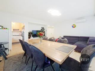 <p>Immo Store presenteert dit aangenaam appartement, rustig gelegen aan de achterzijde van een mede-eigendom aan de Ninoofsesteenweg in Anderlecht. Deze strategische ligging langs een belangrijke verbindingsas tussen centrum Brussel en de groene rand van Dilbeek zorgt voor een vlotte toegang tot de autosnelweg, tal van openbaarvervoersmogelijkheden en alle stedelijke voorzieningen die het leven comfortabel maken. Winkels, diensten, scholen en gezellige horeca creëren een dynamische en aangename leefomgeving. Het appartement zelf beschikt over een aangename woonruimte met aansluitend terras, een praktische aanpalende keuken, twee slaapkamers en een comfortabele badkamer. Een ideale woonomgeving voor wie centraal én rustig wil wonen, met alle voorzieningen in de buurt. Mis deze unieke IMMO STORE kans niet, en plan vandaag nog je bezoek! Bel ons op 02/203.03.03 of stuur een mail naar info@immo-store.be!</p>