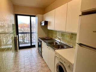 Inkomhall met ingebouwde kast; afzonderlijke WC; living; ingerichte keuken; badkamer met ligbad, lavabo en bidet; slaapkamer; terras;Kelder nr...