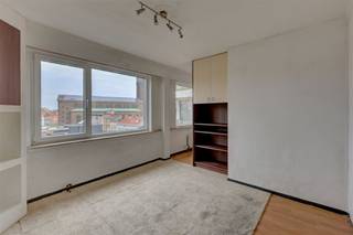 <p><span>Ligging:</span></p><p><span>Deze studio met aparte slaaphoek is gelegen te </span><span>Drink</span><span> in </span><span>Borgerhout.</span><span> </span><span>De </span><span>ligging is super centraal </span><span>met supermarkten, restaurants, openbaar vervoer op wandelafstand. </span></p><p><span> </span></p><p><span>Indeling:</span></p><p><span>Op de vijfde verdieping van dit gebouw vinden we aan de achterzijde deze studio met slaaphoek te huur. We betreden de studio via de inkomhal dewelke toegang geeft tot de overige ruimtes. De leefruimte beschikt over een aparte slaaphoek met ingemaakte kasten. De keuken is uitgerust met een oven, kookvuur en lavabo. De badkamer beschikt over een douche en lavabo. Tot slot is er een privatief toilet.<br /><br /></span></p><p><span>Algemeen gebouw:</span></p><p><span>- gemeenschappelijke kosten: provisie 75 euro per maand (inclusief verwarming en water)<br />- elektriciteit op eigen meter</span></p><p><span> </span></p><p><span>Ben jij geïnteresseerd in deze studio te huur in centrum Antwerpen, ben je op zoek naar ander vastgoed of wens je de waarde van jouw eigendom te kennen? Dan ben je bij BOLT Immo aan het juiste adres! Wij helpen jou graag verder.</span></p><p><span> </span></p>