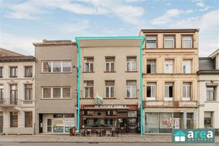 <p><span>Op het recent vernieuwde Moorkensplein bevindt zich deze interessante opbrengsteigendom met tal van mogelijkheden. Het betreft een kleinschalig gebouw zonder lift, bestaande uit een commercieel gelijkvloers, momenteel ingericht als café, en vijf bovenliggende studio’s. Het pand staat gekend als een commercieel gelijkvloers met bovenliggende kantoorruimtes, wat extra flexibiliteit biedt naar gebruik en invulling toe. De ligging vormt een absolute troef: op wandelafstand van het Centraal Station, de levendige Dageraadplaats en een ruim aanbod aan gezellige horecazaken en winkels. Kortom, een aantrekkelijke investering op een strategische locatie met een sterke verhuurbaarheid.</span></p><p><span> </span></p><p><span>Grootste troeven:</span></p><p><span>-Centrale locatie in gegeerde buurt</span></p><p><span>-Toprendement van 7,90% (verhuurd aan €4280/mnd)!</span></p><p><span>-Aparte meters nutsvoorzieningen (water, gas &amp; elektriciteit)</span></p><p><span>-Zelden leegstand: vaste huurders</span></p><p><span> </span></p><p><span>Indeling</span></p><p><span>-GLVL (270m²): ruime handelszaak, momenteel verhuurd aan een café.</span></p><p><span>-Tussenverdieping 1 (25m²): living met open keuken, aparte badkamer met douche en WC.</span></p><p><span>-V1 voorkant (25m²): living met open keuken, aparte badkamer met douche en WC.</span></p><p><span>-V1 achterkant (30m²): living met open keuken, aparte badkamer met douche en WC.</span></p><p><span>-V2 voorkant (25m²): living met open keuken, aparte badkamer met douche en WC.</span></p><p><span>-V2 achterkant (30m²): living met open keuken, aparte badkamer met douche en WC.</span></p><p><span> </span></p><p><span>Voor meer informatie kan u terecht bij Area Partners: Info@area.be of 03/284.60.60</span></p>