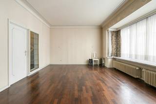 Indeling van de woning:<br /><br />Bij het betreden van het gelijkvloers komt u binnen in de riante inkomhal die toegang biedt tot de voormalige praktijkruimte, die perfect kan dienen als bureau, atelier of praktijk. Daarnaast beschikt deze verdieping over een ruime garage en biedt ze ook direct toegang tot de buitenruimte.<br /><br />Op de eerste verdieping bevindt zich het woongedeelte, bestaande uit een lichtrijke keuken en twee leefruimtes die naar eigen wens kunnen worden ingericht. Verder is er een apart gastentoilet en een dakterras.<br /><br />De tweede verdieping is voorzien van drie volwaardige slaapkamers en een badkamer. Wanneer u doorgaat naar de derde verdieping, treft u nog eens twee extra slaapkamers aan.<br /><br />Een eigendom met een indrukwekkend volume en een waaier aan mogelijkheden op een absolute toplocatie!<br /><br />Troeven: <br />- Aanwezigheid van een garage, midden in de stad<br />- Gunstig EPC-label C<br />- Volledig onderkelderd<br />- Uitstekende bereikbaarheid<br />- Tal van mogelijkheden! <br /><br />Meer info of interesse in een bezoek? <br />Contacteer Sarah Hanson - 0493 25 46 80 - sarah.hanson@dewaele.com<br /><br /><br />Bestuursmaatregelen in het maatregelenregister: in aanvraag