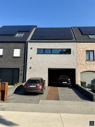 <p><span>DROOMWONING MET TOPAFWERKING, EPC A EN EEN UITSTEKENDE LIGGING</span></p><p><span>Welkom in deze uitzonderlijk mooie woning met 2 slaapkamers, gelegen op een zeer interessante locatie en met ruime parkeermogelijkheden.</span></p><p><span>Deze perfect afgewerkte woning behaalt een </span><span>EPC A label (E3-peil)</span><span>, wat garant staat voor een bijzonder laag energieverbruik (mede dankzij 3-dubbel glas, warmtepomp met vloerverwarming op elke verdieping ...).</span></p><p><span>Bovendien is de woning uitgerust met ventilatietype D+.</span></p><p><span>Bij de afwerking werden uitsluitend hoogwaardige materialen gebruikt en werd werkelijk aan elk detail gedacht. <br />De schitterende, volledig uitgeruste keuken, de ruime en comfortabele leefruimte en de prachtige badkamer zorgen voor een luxueuze woonbeleving.</span></p><p><span>De slaapkamers beschikken over een praktische dressing en dankzij de ruime berging is er aan opbergruimte geen gebrek.</span></p><p><span>Buiten geniet u in de fraai aangelegde tuin van volledige privacy, rust en een mooi open zicht achteraan. <br />Een woning die klasse, comfort en energiezuinigheid perfect combineert.</span></p><p><span>Een echte droomwoning die u absoluut gezien moet hebben!</span></p><p><span>Interesse? Gelieve ons dan te contacteren op het nummer 03 775 41 88 of mail naar <span>kurt@vastgoed-smet.be</span></span><span> </span></p><p><span><span>www.vastgoed-smet.be</span></span></p><p><span> </span></p><p><span>“De verstrekte gegevens/informatie (zowel online als gedrukt) worden vrijblijvend verstrekt, enkel ter inlichting, zonder contractuele verbintenis of garantie van onzentwege en kunnen op ieder ogenblik gewijzigd worden”</span></p><p><span> </span></p>