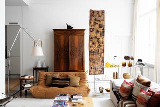 <p>Op slechts een steenworp afstand van het levendige Theaterplein en de Botanique, vind je een oase van licht en stilte.</p>
<p>In het neoclassicistische pand ‘Résidence des Arts’ uit 1873 word je verwelkomd door een prestigieuze marmeren inkomhal, compleet met een trap en lift.<br /><br />Dit stijlvolle appartement van 209m² is gelegen aan de rustige Tabaksvest en biedt een prachtige gevelbreedte van 12 meter, ver weg van de drukte van de Frankrijklei.<br /><br />De ruime leefruimte, voorzien van parket, een authentieke granieten vloer en uitzonderlijk hoge plafonds van bijna 4 meter, straalt warmte en klasse uit. Het aangrenzende, ruime overdekte binnenkamer/terras en het zonnige buitenterras vormen de perfecte plekken voor ontspanning.<br /><br />De masterslaapkamer is uitgerust met een ensuite badkamer. Daarnaast zijn er twee slaapkamers, elk voorzien van een eigen badkamer. Een gezellige bureau biedt uitzicht op het weelderige groen.<br /><br />Dit appartement combineert ruimte en geborgenheid. Het stadsleven is hier sereen en vertrouwd, ideaal om te onthaasten zonder los te laten.<br /><br />Mogelijkheid tot aankoop van een dubbele parkeerplaats in het gebouw zelf, voor €75.000. Tevens is er een kelder van 5,4m² beschikbaar. Het energielabel is B.<br /><br /><strong>Troeven</strong></p>
<p>Centrale locatie</p>
<p>Authentiek historisch gebouw</p>
<p>Mooie lichtinval</p>
<p>Volledig instapklaar</p>
<p>Uniek appartement</p>
<p>3slp en 3 bdkmrs</p>