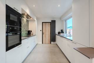 <p>Deze recent en eigentijds gerenoveerde woning met vier kamers ligt vlakbij het centrum van Gistel.<br />Dit huis voorziet alle comfort voor een gezin en ligt op wandelafstand van scholen en de winkels in het centrum.<br />De woning omvat een inkomhal met afzonderlijke plaats voor een wasmachine en droogkast.<br />De ruime, lichtrijke leefruimte biedt voldoende plaats voor een zithoek en eetplaats.<br />Van hieruit krijg je toegang tot het terras en de tuin.<br />Er is een volledig vernieuwde, geïnstalleerde keuken, een kelder en een nieuwe ingerichte badkamer.<br />Op de eerste verdieping zijn er twee volwaardige slaapkamers en een bureau of dressing.<br />Er is een vaste trap naar de zolderverdieping, die werd verdeeld in twee extra kamers en een andere bureau of opslagruimte.<br />Het terras en de tuin zijn zongericht!<br /><br />STARTPRIJS: Elk schriftelijk bod wordt besproken met de eigenaars die het bod al dan niet kunnen aanvaarden!<br /><br />Ben je op zoek naar een instapklare woning op een leuke locatie in Gistel?<br />Dan is deze woning zeker iets voor jou!<br /><br />Voor meer informatie of een bezoek bel 059 / 508 555 of mail naar kris.bauwens@huisid.immo</p>