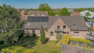 <p><span>Uitzonderlijk ruime en veelzijdige praktijkwoning / cohousing met tal van mogelijkheden te Moerzeke</span></p><p><span> </span></p><p><span>Deze centraal gelegen, instapklare villa biedt een indrukwekkende combinatie van wonen en werken, en is bovendien ideaal voor cohousing of grote gezinnen.</span></p><p><span>De woning verwelkomt u via een ruime inkomhal en beschikt over een lichtrijke leefruimte met aparte eetplaats en volledig uitgeruste keuken. Daarnaast is er een bijzonder ruime polyvalente ruimte die perfect dienst kan doen als mancave of tweede leefruimte.</span></p><p><span>Voor professionele doeleinden is de woning uitstekend ingericht met een aparte ingang, wachtzaal en twee bureelruimtes. Verder zijn er praktische voorzieningen zoals een berging, kelder en een gelijkvloerse douchekamer met wasplaats.</span></p><p><span> </span></p><p><span>Op de verdiepingen bevinden zich maar liefst 5 ruime slaapkamers, een badkamer en een grote zolder die nog tal van uitbreidingsmogelijkheden biedt (extra kamers, hobbyruimte, ).</span></p><p><span>Buiten geniet u van een aangename tuin met terras, tuinberging en garage, gelegen op een perceel van </span><span>963m²</span><span> met een uitzonderlijke straatbreedte van </span><span>34m</span><span>.</span></p><p><span> </span></p><p><span>Technische troeven:</span></p><ul><li><span>Totale bewoonbare oppervlakte: </span><span>574 m² </span></li><li><span>Bebouwde oppervlakte gelijkvloers: </span><span>292 m²</span><span> </span></li><li><span>Zeer degelijke isolatie, resulterende in een gunstige </span><span>EPC-score van 152 kWh/m² (label B)</span><span>:</span><ul><li><span>Spouwisolatie: 50 mm </span></li><li><span>Vloerisolatie: 30 mm </span></li><li><span>Dakisolatie: 12 cm PUR/PIR </span></li></ul></li><li><span>Verwarming via </span><span>vernieuwde condensatieketel op aardgas (2021),</span><span> perfect voorbereid op een toekomstige omschakeling naar een (hyrbride) warmtepomp in combinatie met de aanwezige vloerverwarming. </span></li><li><span>20 zonnepanelen</span><span> van 400 Wp (totaal 8.000 Wp) </span></li><li><span>Thuisbatterij aanwezig </span></li><li><span>Boorputwater beschikbaar </span></li></ul><p><span> </span></p><p><span>Kortom, een unieke eigendom met uitzonderlijke volumes en tal van mogelijkheden, zowel privé als professioneel. </span><span>Laat deze kans niet voorbijgaan en plan vandaag nog uw bezoek in. </span></p><p><span>Voor meer info of een bezoek contacteer ons via T. 052 55 55 55 of <span>info@immotwins.b</span></span><span>e - <span>https://www.immotwins.be/te-koop/19855/woning-in-Grembergen/www.immotwins.be</span></span><span>www.immotwins.be </span></p>