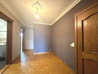 Dit centraal gelegen appartement beschikt over een ruime en praktische indeling.<br /><br />Bij het binnenkomen bevindt zich een ruime inkomhal met apart toilet. De leefruimte is voorzien van een parketvloer en gezellige elektrische haard en sluit aan op de ingerichte keuken, uitgerust met onder andere een kookvuur, dampkap, koelkast en diepvries. Aansluitend is er een aparte berging.<br />Verder beschikt het appartement over een badkamer met inloopdouche, lavabomeubel en aansluiting voor de wasmachine, evenals twee slaapkamers met rolluiken. Het appartement beschikt eveneens over een terras.<br /><br />De verwarming gebeurt via centrale verwarming op aardgas.<br /><br />Beschikbaar: te bespreken<br /><br />Interesse?<br />Plan uw bezoek in via info@immo-jet.be.