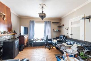 <p><span>Op een rustige woonwijk in Sint-Joris, tussen Hasselt en Sint-Truiden, vinden we deze te renoveren gezinswoning op een ruim perceel van 11 are.</span></p><p><span>Op slechts 700m vinden we een kleuter- en basisschool. Het centrum van Alken ligt op fietsafstand en biedt alle nodige voorzieningen, zoals supermarkten, banken, dokters, horeca, sportmogelijkheden, …</span></p><p><span>Via de nabijgelegen N80 is er ook een vlotte verbinding naar de E313 richting Luik, Lummen en Antwerpen. </span></p><p><span> </span></p><p><span>De woning dient een totale renovatie te ondergaan maar biedt wel verschillende mogelijkheden naar samenvoegen en verruimen van kamers. </span></p><p><span> </span></p><p><span>Betreden doen we de woning via de inkomhal vanwaar er toegang is tot de handige voorraadkelder, de badkamer en de centrale keuken. Via de keuken bereiken we de woonkamer aan de voorzijde van de woning. De badkamer en de wasplaats vormen de doorgang naar het toilet achteraan en de inpandige garage. Achter de garage ligt er tot slot nog een handige berging/hobbyruimte. </span></p><p><span>Op de eerste verdieping zijn er twee slaapkamers, een dressing en een kleine berging. </span></p><p><span> </span></p><p><span>De tuin is zuidoostelijk georiënteerd waardoor men op het terras de hele dag kan genieten van de zon. </span></p><p><span> </span></p><p><span>Pluspunten:</span></p><p><span>- rustige ligging</span></p><p><span>- verschillende renovatiemogelijkheden</span></p><p><span>- grote tuin</span></p><p><span> </span></p><p><span>Extra pluspunt:</span><span> Deze woning komt in aanmerking, indien u voldoet aan de voorwaarden, voor een extra korting op de totaal te betalen registratierechten!</span></p><p><span> </span></p><p><span>De vermelde bewoonbare oppervlakte is de netto-oppervlakte van de woning met uitzondering van de kelder en zolder.</span></p>