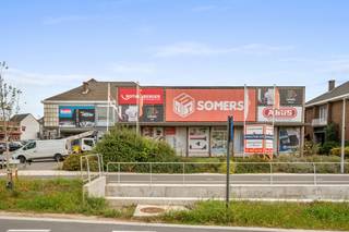 Uitzonderlijke zichtlocatie langs de drukke Woluwelaan in Machelen. Dit multifunctioneel gebouw biedt heel wat mogelijkheden voor bedrijven die op zoek zijn naar een goed bereikbare en zichtbare vestigingsplaats.<br /><br />Het pand omvat:<br />• Hoofdgebouw: ± 1.600 m²<br />• Loods: 320 m²<br />• Parking: 380 m²<br />• Totale oppervlakte: ± 2.300 m²<br /><br />Het gebouw is gedeeltelijk renovatiebehoeftig, wat ruimte biedt om het pand volledig naar eigen noden en huisstijl in te richten.<br /><br />Huurprijs: € 18.000 / maand<br />Aankoopprijs: op aanvraag<br /><br />Interesse of meer informatie? Neem gerust contact met ons op via 02.462.32.00.