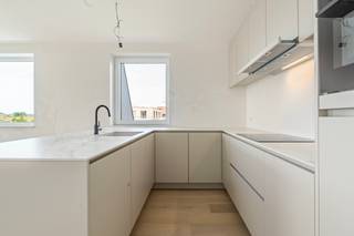 <p><strong>Nieuwpoort: Luxueuze nieuwbouwduplex met ruime terrassen vlak bij het centrum!</strong> <br /><br /><br />Ontdek deze duplex van het prestigieuze nieuwbouwproject Sailor's Park 5 - Villa Manta.<br />Dit exclusief woonproject op slechts 2 km van de Zeedijk is gelegen in een rustige en residentiële buurt nabij het commerciële centrum van Nieuwpoort!<br />Met zijn moderne architectuur en hoogwaardige afwerking biedt deze residentie een unieke woonervaring voor wie op zoek is naar luxe en comfort aan de Belgische kust.<br /><br /><br /><strong>Indeling: </strong><br />- op de 3de verdieping: Inkomhal, gastentoilet, berging met aansluiting voor wasmachine, trap, leefruimte met open keuken, zithoek, eethoek met terras, slaapkamer 1 met aanpalende badkamer met terras 2.<br />- op de vierde verdieping: nachthal, slaapkamers 2, 3 en 4 met twee terrassen waarvan 1 met buitenberging, badkamer met dubbele wastafel in meubel en inloopdouche apart toilet.</p>
<p><strong>Troeven:</strong></p>
<ul><li>Grote recreactieruimte met verwarmde zwembaden, petanquevelden,...</li><li>Optimale geluidsisolatie voor extra privacy.</li><li>Moderne energie-efficiëntie en ventilatiesysteem.</li></ul>
<p><strong>Meer informatie?</strong> Contacteer Gert op 058 22 22 22.</p>