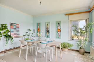 Bent u op zoek naar een woning met ruimte, licht, een goede oriëntatie en tal van mogelijkheden? Dan is deze woning exact wat u zoekt! De...