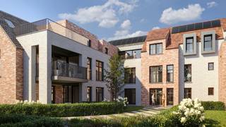 <p><strong>Residentie De Groes – Wonen in het groen, hartje Weelde<br /></strong>Aan de Koning Albertstraat zijn de werken gestart van Residentie De Groes: een uniek project met <strong>18 appartementen</strong> aan een groen binnenerf en naadloos overlopend in de uitgestrekte weilanden erachter. De karaktervolle dorpswoning aan de straatzijde wordt stijlvol gerenoveerd tot 2 appartementen; daarachter komen 16 nieuwbouwappartementen in een landelijke en tijdloze architectuur.<br /><br /></p>
<p><strong>APPARTEMENT 8: </strong>Dit appartement bevindt zich op de 1e verdieping van de dorpswoning die tot in de puntjes gerestaureerd wordt. Hier combineert u een levendig straatzicht, met een rustige achterzijde. Het is 87 m² groot en wordt voorzien van een aangenaam ruime slaapkamer (met mogelijkheid tot dressingwand) en ensuite badkamer (met daglicht) en apart toilet. De leefruimte geniet langs 2 zijden van natuurlijk daglicht. Vervolgens is er nog een ruime berging en wasplaats. Een grote schuifraam geeft toegang tot het (grotendeels overdekt) terras met een mooi zicht over het groene binnenerf. Ideaal voor starters, alleenstaanden of investeerders!</p>
<p><strong>Waarom dit project bijzonder is:</strong></p>
<ul>
<li>Alle terrassen kijken uit op het binnenerf of de <strong>achterliggende velden</strong> (blijvend groen zicht!)</li>
<li>Enkele appartementen hebben 2 terrassen die beide uitzichten combineren.</li>
<li>Gelijkvloerse appartementen met <strong>private tuin</strong></li>
<li>Comfortabele oppervlakten vanaf <strong>81 m² tot meer dan 200 m²</strong>, exclusief tuinen, terrassen en zolders.</li>
<li>Luxe extra’s: dressing bij de hoofdslaapkamers, riante zolders, leefruimtes tot in de nok, 2 bergingen,...</li>
<li>Ondergrondse parkeerplaatsen (min. 2,70 m breed!), bezoekersparking en fietsenstallingen.</li>
<li>Duurzaam comfort: <strong>warmtepomp, ventilatie D, screens, zonnepanelen, vloerverwarming én vloerkoeling,...</strong><strong></strong><strong></strong><strong></strong></li>
</ul>
<p><strong>Ligging</strong><br />Residentie De Groes ligt <strong>pal in het centrum van Weelde</strong>, op wandelafstand van het gemeenteplein, bakker, slager, horeca en openbaar vervoer. Ook de <strong>Nederlandse grens</strong> is vlakbij, met vlotte verbindingen naar Tilburg en Baarle-Nassau.<br /><br /></p>
<p><strong>Aanbod & prijzen</strong></p>
<ul>
<li>1 slaapkamer (81 – 87 m² + terrassen) → vanaf <strong>€275.000</strong></li>
<li>2 of 3 slaapkamers (116 – 155 m² + terrassen) → vanaf <strong>€345.000</strong></li>
<li>Duplex penthouse (204 m² + 36 m² terrassen): <strong>€599.000</strong></li>
</ul>
<p>Prijzen exclusief parking (vanaf €20.000), kelderberging (vanaf €4.000) en aankoopkosten (btw– registratierechten – ereloon notaris & aktekosten). Wij bekijken met veel plezier welk appartement in aanmerking komt en bezorgen u graag een gedetailleerde <strong>prijsberekening</strong>.<br /><br /></p>
<p><strong>Afwerking naar uw smaak<br /></strong>Elke koper beschikt over <strong>ruime budgetten</strong> om het appartement volledig naar uw smaak in te richten. Op dit moment heeft u nog inspraak bij uw keuken, badkamer, vloeren, elektrische installatie, ... Het project wordt voorzien van de beste technieken én met <strong>grote focus op energiezuinigheid</strong>: Individuele warmtepompen met zonnepanelen, vloerverwarming én vloerkoeling, ventilatie D met warmteterugwinning, regenwaterrecuperatie, ingebouwde screens en rolluiken waar nodig, ...<br />Bijzondere aandacht gaat bovendien naar zowel de thermische als akoestische isolatie met onder meer 8 cm minerale wol tussen de appartementen om het <strong>akoestisch comfort</strong> te verhogen.<br /><br /></p>