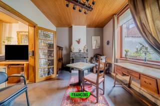 In de historische stadskern van Ieper, op een steenworp van het station, vindt u deze ruime stadwoning te koop met verrassend veel potentieel. De combinatie van een centrale ligging, rust en een aangename stadskoer maakt van deze eigendom een interessante opportuniteit voor wie wil wonen in het hart van Ieper en zijn woonst volledig naar eigen hand wil zetten.<br /><br />De woning beschikt over een bewoonbare oppervlakte van maar liefst 162 m² en biedt een functionele indeling met drie volwaardige slaapkamers, een badkamer en een extra zolderverdieping die tal van mogelijkheden biedt. Of u nu droomt van een gezinswoning, een thuiswerkplek of extra slaapkamers, deze woonst laat zich moeiteloos aanpassen aan uw wensen. De bestaande ruimtes vormen een solide basis voor een eigentijdse renovatie waarbij comfort en karakter perfect gecombineerd kunnen worden.<br /><br />Achteraan geniet u van een zuidwestgerichte stadskoer, ideaal om na een drukke dag in alle rust te ontspannen. Dankzij de parkeergelegenheid in de straat en de nabijheid van het centrum, winkels, scholen en openbaar vervoer woont u hier op een topligging in Ieper, zonder in te boeten aan privacy en woonkwaliteit. Deze te renoveren woning in de historische stadskern van Ieper is een buitenkans voor wie ruimte, ligging en flexibiliteit belangrijk vindt.<br /><br />Bent u op zoek naar een ruime woning nabij het centrum van Ieper die u volledig kan omvormen tot uw ideale thuis? Neem vandaag nog contact op met Immo Francois en ontdek zelf de mogelijkheden tijdens een bezoek.<br /><br />Woning verkopen in Ieper? Vraag je gratis schatting aan bij Immo Francois, jouw lokale makelaar.<br /><br />