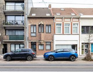 Bent u op zoek naar een opbrengsteigendom die verhuurd is? Dan stellen wij graag deze opbrengst voor met 2 units.Indeling:Gelijkvloers:Via de hal...