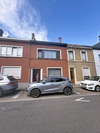<p><span>Neem vandaag nog contact op met Thomas Rummens voor een bezoek via: </span>https://mijnhuurprofiel.be/property/11b7e510-090f-4811-bed1-d428805b631c</p>
<p> </p>
<p><strong>Gezellige gesloten bebouwing in Zaventem met tuin en praktische indeling.</strong></p>
<p>Deze woning in de Steenokkerzeelstraat in Zaventem biedt een aangename combinatie van ruimte, functionaliteit en een centrale ligging. De woning beschikt over drie slaapkamers, een lichtrijke leefruimte en een praktische keuken met de nodige toestellen. Buiten geniet je van een onderhoudsvriendelijke tuin van 52 m², ideaal om te ontspannen of gezellig buiten te eten. </p>
<p><strong>Belangrijkste ruimtes:</strong></p>
<ul><li>Lichtrijke woonkamer met aangename leefruimte.</li><li>Praktische keuken uitgerust met keramische kookplaat, oven, koelkast, dampkap en dubbele spoelbak.</li><li>Badkamer met ligbad en mengkranen.</li><li>Drie slaapkamers met verschillende indelingsmogelijkheden.</li><li>Tuin van 52 m², ideaal voor ontspanning of buitenactiviteiten.</li><li>Apart toilet.</li></ul>
<p><strong>Troeven:</strong></p>
<ul><li>Centrale ligging in Zaventem met goede bereikbaarheid.</li><li>Op slechts 300 meter van de woning wordt binnen 2 jaar een gemeentelijk zwembad met polyvalente ruimte voorzien.</li></ul>