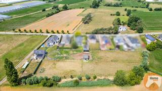LOCHRISTI - In een rustige en groene omgeving bevindt zich deze open bebouwing op een perceel van bijna 70 are. Het domein is volledig omheind...