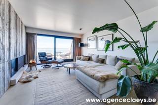 Subliem appartement op de zeedijk van De Haan, voorzien van alle comfort en luxe.Het appartement beslaat 3 volledige verdiepingen en werd volledig,...