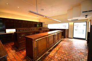 Charmant handelsgelijkvloers / kantoor / praktijk van ca. 150 m² in het centrum van Oelegem. Huidige inrichting: inkomhal met...