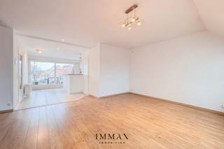 Dit ruime duplex-doorloop appartement is gelegen in de Westkapellestraat, in het hart van Heist, en vormt de perfecte kans voor wie een tweede verblijf aan zee zoekt of een eerste woonst met alle troeven binnen handbereik. Het appartement beschikt over een inkomhal met afzonderlijk toilet en geeft toegang tot de royale, lichtrijke leefruimte met open, volledig uitgeruste keuken. Vanuit de leefruimte bereik je het terras aan de voorzijde, terwijl aan de achterzijde een ruim, zuidgericht terras bevindt. Op de bovenverdieping bevinden zich twee ruime slaapkamers, een badkamer met toilet en een aangename nachthal. Daarnaast is er een praktische zolder, ideaal als extra bergruimte. Verder is er een dubbele kelderberging inbegrepen en bestaat de mogelijkheid om een garage aan te kopen binnen dezelfde residentie.<br /><br />Aarzel niet om ons te contacteren voor meer info: tel.: 050 62 44 14 of via knokke@immax.be.