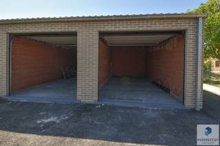 Gesloten garagebox met automatische poort. Verlichting en stopcontact aanwezig. Maandelijkse huurprijs: €120 inclusief gemeenschappelijke...