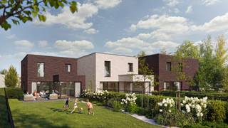 <p><strong>3 energiezuinige nieuwbouwwoningen op rustige locatie in Lier/Koningshooikt</strong></p>
<p>Ontdek dit <strong>kleinschalige nieuwbouwproject van 3 woningen</strong>, rustig en landelijk gelegen in een <strong>doodlopende straat</strong> in de Beekstraat te Lier/Koningshooikt.</p>
<p>De woningen worden nog gebouwd, waardoor u als koper vandaag nog de mogelijkheid heeft om <strong>uw toekomstige woning volledig naar eigen smaak af te werken</strong>. Materialen, kleuren en stijl kunnen nog zelf gekozen worden en ook aanpassingen aan de indeling of oppervlakte zijn nog bespreekbaar.</p>
<p><strong>LIGGING<br /></strong>De woningen bevinden zich op een <strong>rustige en groene locatie</strong>, op korte afstand van de dorpskern van Koningshooikt met winkels, scholen en openbaar vervoer.</p>
<p>Dankzij de centrale ligging zijn onder meer <strong>Lier, Berlaar, Putte en Sint-Katelijne-Waver</strong> vlot bereikbaar. Ook de R16 en E313 bevinden zich op korte afstand.</p>
<p>Een bijkomende troef is het <strong>toekomstige park van ruim 1,1 hectare op wandelafstand</strong>. Dit nieuwe groene hart van Koningshooikt, bereikbaar via de Beekstraat, zal ruimte bieden voor natuur, water en recreatie en sluit aan op de bestaande speeltuin aan de Herenboslaan.</p>
<p>Zo geniet u van <strong>rust en groen</strong>, zonder in te boeten aan bereikbaarheid en dagelijkse voorzieningen.</p>
<p><strong>HET PROJECT</strong></p>
<ul>
<li><strong>Lot 1:</strong> halfopen bebouwing op een perceel van 497 m²</li>
<li><strong>Lot 2:</strong> gesloten bebouwing op een perceel van 297 m²</li>
<li><strong>Lot 3:</strong> halfopen bebouwing op een perceel van 572 m²</li>
</ul>
<p><strong>TECHNISCHE KENMERKEN</strong></p>
<ul>
<li>Energiezuinige <strong>BEN-woningen</strong></li>
<li>Aluminium raamprofielen</li>
<li><strong>Vloerverwarming én vloerkoeling</strong> over de volledige woning, zowel op het gelijkvloers als de verdieping</li>
<li>Energiezuinige <strong>lucht-waterwarmtepomp</strong></li>
<li><strong>Ventilatie D</strong></li>
<li>Zonnepanelen</li>
<li>Hedendaagse technieken met focus op energiezuinig en comfortabel wonen</li>
</ul>
<p><strong>AFWERKING VOLLEDIG NAAR UW SMAAK<br /></strong>Een belangrijke troef van dit project is de <strong>vrijheid in afwerking</strong>.</p>
<p>Voor de vermelde prijs worden de woningen <strong>volledig sleutel-op-de-deur afgewerkt</strong>. Omdat de woningen nog gebouwd moeten worden, kunt u als koper zelf uw materialen, kleuren en interieurstijl kiezen. Zo creëert u een woning die aansluit bij <strong>uw persoonlijke smaak en woonwensen.</strong></p>
<p>Ook wijzigingen aan de <strong>indeling of oppervlakte van de woning</strong> zijn nog bespreekbaar.</p>
<p><strong>PRIJS<br /></strong>De vermelde totaalprijs omvat zowel de <strong>bouwgrond als de volledig afgewerkte woning</strong>, exclusief aankoopkosten en belastingen.<br />De aankoop wordt opgesplitst in:</p>
<ul>
<li>de <strong>bouwgrond vanaf 145.000 euro</strong>, onderworpen aan <strong>12% registratierechten</strong></li>
<li>de <strong>nieuwbouwwoning</strong>, onderworpen aan <strong>21% btw</strong></li>
</ul>
<p><strong>LOKALE EN ERVAREN BOUWPARTNER<br /></strong>De woningen worden gerealiseerd door <strong>Kets Woningbouw</strong>, een solide lokale bouwfirma. Hierdoor wordt gekozen voor een persoonlijke aanpak, kwalitatieve uitvoering en begeleiding gedurende het volledige bouwproces.</p>
<p><strong>Interesse in één van deze woningen? Contacteer ons voor de plannen, het inplantingsplan, de gedetailleerde prijsopbouw en verdere informatie over de afwerkingsmogelijkheden.</strong></p>