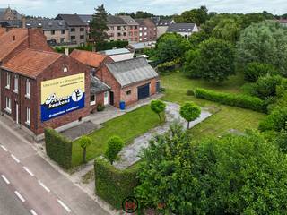 Ben je op zoek naar een woning met veel ruimte en tal van mogelijkheden? Deze te renoveren gezinswoning aan de Beverstraat 1 in Bilzen-Hoeselt biedt een uitstekende basis voor wie een woning volledig naar eigen smaak wil inrichten. Met een ruime tuin, een garage, vijf slaapkamers en verschillende leefruimtes beschikt deze woning over heel wat potentieel.<br /><br />Via de voordeur geeft de ruime hal toegang tot de gezellige woonkamer met aansluitend een leefruimte. De inkomhal geeft ook toegang tot de keuken en de gelijkvloerse badkamer is uitgerust met een toilet, douche, lavabo en hier is een aansluiting voorzien voor de wasmachine. <br /><br />De woning heeft een kelder op verdieping -0,5. Boven deze kelder is een kamer op verdieping 0.5 ideaal als bureau, hobbyruimte of slaapkamer.<br /><br />Via de overloop bereik je vier volwaardige slaapkamers. Een vijfde kamer geeft toegang tot de zolderverdieping, die nog extra mogelijkheden biedt voor wie bijkomende ruimte wenst te creëren.<br /><br />De woning beschikt over een ruime tuin waar je in alle rust kan genieten. Hier is voldoende plaats voor een terras, speelruimte voor kinderen of het aanleggen van een groene tuin naar eigen wens. De woning is verder nog voorzien van een buitenberging en een garage. <br /><br /><strong>Troeven</strong>
<ul>
<li>Ruime gezinswoning met veel potentieel.</li>
<li>Zes slaapkamers en een zolderverdieping.</li>
<li>Grote tuin met tal van mogelijkheden.</li>
<li>Garage en praktische berging aanwezig.</li>
<li>Uitbreiding met keuken en extra leefruimte.</li>
<li>Gelijkvloerse badkamer met alle voorzieningen.</li>
<li>Ideaal renovatieproject voor wie graag zijn eigen woonwensen realiseert.</li>
</ul>
<br />Deze woning is gelegen langs de Beverstraat in Bilzen, een centrale locatie met een vlotte verbinding naar het centrum en de omliggende gemeenten. Winkels, scholen, openbaar vervoer en dagelijkse voorzieningen bevinden zich op korte afstand. Ben je op zoek naar een woning te koop in Bilzen met veel ruimte en renovatiemogelijkheden? Dan biedt deze gezinswoning met tuin in Bilzen een mooie kans om een woning volledig naar eigen smaak te moderniseren.<br /><br />Contacteer ons via steven@optie-m.be of bel 011 23 11 01 voor meer informatie of een afspraak.<br /><br />Wil je weten wat jouw woning waard is? Neem gerust contact met ons op via bovenstaande gegevens.<br /><br />Stedenbouwkundige informatie: GVG – WG – GMO - GVKR - GVV.