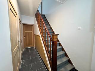 <strong>Volledig gerenoveerde woning met 190 m² bewoonbare oppervlakte</strong><br />Deze instapklare woning biedt verrassend veel ruimte en comfort. Op het gelijkvloers vind je vooraan een ruime wasplaats, met aansluitend een afzonderlijk gastentoilet. De open leefruimte met volledig uitgeruste, moderne keuken sluit rechtstreeks aan op de tuin met terras. Aangrenzend aan de keuken is er een praktische berging.<br />De uitgestrekte tuin leidt naar een achtergelegen garage, bereikbaar via een aparte toegangsweg. Extra opbergruimte is voorzien in de droge kelder.<br />Op de eerste verdieping bevinden zich twee volwaardige slaapkamers en een moderne badkamer met douche, toilet en lavabo. De zolderverdieping is ingericht als ruime master bedroom.<br /><strong>Troeven:</strong><br />Instapklaar en volledig geschilderd<br />EPC-label B<br />Beschikbaar vanaf 1 juni 2026<br />Voor meer info of een bezoek:<br />📞 0476 35 60 43 – Veerle Desmet