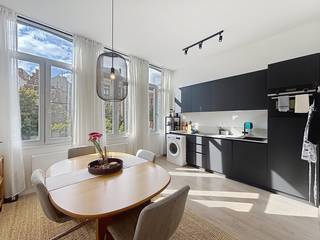 <span>Tussen het Eilandje en het Historisch Stadscentrum bevindt zich dit recent gerenoveerd appartement op de 1ste verdieping van een karakteristiek gebouw op de heraangelegde Paardenmarkt. Op wandelafstand vindt u een grote supermarkt en diverse leuke restaurants en gezellige koffiebars op het Eilandje.<br /><br /><strong>Indeling:</strong> Via de inkom betreedt u de leefruimte op laminaat parket. Tevens vindt u hier een gastentoilet. De open keuken is volledig uitgerust met o.a. inductievuur, vaatwasser, koelkast met vriesvak en combi-oven. Via de stalen deuren kom je bij de 1ste slaapkamer met terras. Vervolgens is er een 2de slaapkamer en badkamer met toilet, regendouche, lavabo en aansluiting voor wasmachine. <br /><br /><strong>B</strong></span><strong>ijzonderheden:</strong>
<ul>
<li>Volledige voorzien van sfeervolle verlichting.</li>
<li>Velo standplaats voor de deur. </li>
<li><span>Algemene kosten: </span>€35,-/maand.</li>
</ul>