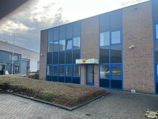 TE HUUR: Gelijkvloers Kantoor Unit 9b : 294m² .<br />Het is zeer centraal gelegen te Kontich nabij E19. Deze site beschikt over veel manoeuvreerruimte. De KMO site is goed gelegen nabij de E19/A12.