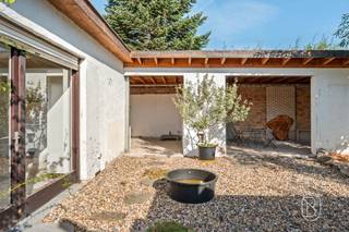 **Maison spacieuse avec atelier de 200 m² et grand jardin – idéale pour les indépendants et les amateurs**Vous recherchez une propriété offrant **un espace exceptionnel**, tant pour y vivre que pour y travailler ? Alors cette maison, avec une surface habitable de pas moins de **226 m²** et un **atelier indépendant d'environ 200 m²**, offre de nombreuses possibilités.La maison **a besoin d’être rénovée**, mais grâce à ses pièces spacieuses et à ses éléments de style, elle possède tous les atouts pour devenir une magnifique maison familiale. Au rez-de-chaussée, vous trouverez un **hall d’entrée, un bureau, un vaste espace de vie, une cuisine, une cave, une chaufferie et une salle de bains**. À l’étage se trouvent **quatre chambres spacieuses**, ce qui confère à la maison un fort potentiel, même pour les familles nombreuses.À côté de la maison se trouve une **vaste allée** qui donne directement accès à la dépendance située à l’arrière. Cet atelier mesure pas moins de **5 mètres de large et 40 mètres de profondeur**, soit une superficie totale d’environ **200 m²**. Une véritable valeur ajoutée pour le **petit indépendant, l’artisan, le collectionneur ou l’amateur passionné** qui a besoin d’un espace de travail et de stockage supplémentaire.Derrière la maison se trouve une agréable **terrasse avec une annexe ouverte**. Cet espace offre également des possibilités intéressantes et peut, par exemple, être intégré comme **extension de la maison ou comme terrasse d’hiver couverte**. Le jardin profond vient compléter l’ensemble et offre tout l’espace nécessaire pour profiter de la vie en plein air.**Atouts :*** Maison d’une **surface habitable** de pas moins de **226 m²*** **4 chambres spacieuses*** **Bureau** séparé* De nombreuses possibilités grâce à l’agencement spacieux* À rénover selon vos goûts et vos envies* Allée spacieuse donnant accès à l’annexe située à l’arrière* **Atelier d’environ 200 m²*** Idéal pour les **indépendants, les amateurs de loisirs ou comme espace de stockage supplémentaire*** Dépendance ouverte offrant des possibilités d’extension ou d’aménagement en terrasse d’hiver* **Jardin profond*** Propriété au potentiel exceptionnelVous recherchez un bien immobilier où **vie privée, travail et espace** s'harmonisent parfaitement ? Contactez-nous dès aujourd'hui pour obtenir plus d'informations ou organiser une visite sur place, et découvrez par vous-même les nombreuses possibilités qu'offre ce bien.