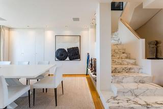 Ideaal gelegen aan de Louizalaan, tussen de Koningstuin en de Ter Kamerenabdij, biedt dit schitterende penthouse met drie verdiepingen een...