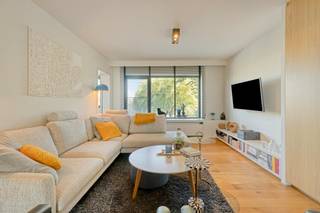 Welkom in deze instapklare en hoogwaardig afgewerkte bel-etage woning, die in 2019 een volledige en stijlvolle renovatie heeft ondergaan. <br />Dankzij de moderne keuzes, de natuurlijke lichtinval en het opmerkelijke oog voor detail vormt dit huis een totaalplaatje.<br /><br />Op het gelijkvloers beschikt de woning over een uitnodigende inkomhal en een ruime inpandige garage met sectionaalpoort. Daarnaast zijn er ook twee bergruimtes, waarvan één directe toegang biedt tot de zonnige tuin. De tuin is volledig zuidgericht en biedt maximale privacy. <br /><br />Op de eerste verdieping bevindt zich de leefruimte, waar een warme parketvloer en grote raampartijen zorgen voor een gezellige en lichtrijke sfeer. Direct aansluitend vindt u de maatkeuken, afgewerkt met moderne inbouwapparatuur en veel bergruimte. In de hal is ook een gastentoilet. <br /><br />De tweede verdieping voorziet drie volwaardige slaapkamers, die elk zijn uitgerust met praktische maatkasten. Daarnaast bevindt zich op deze verdieping een modern afgewerkte badkamer, voorzien van een dubbele lavabo, inloopdouche en een toilet. <br /><br />Troeven: <br />- EPC label C & een conforme elektriciteitskeuring<br />- Toplocatie op Sint-Elisabeth<br />- Voldoende parkeergelegenheid in garage en op oprit<br />- Zuidgerichte tuin met maximale privacy<br />- Volledig afgewerkt en instapklaar! <br /><br />Op zaterdag 7/11 kan tegen 15u een bod worden uitgebracht.<br /><br />De eigendom wordt aangeboden via de Pre-sale formule. Op 07/11/2026 tussen 09:00 en 15:00 kan u het huis op afspraak komen bezichtigen en een bod uitbrengen. De vermelde prijs is een instelprijs. Voor meer info, gelieve contact op te nemen met de dossierverantwoordelijke.<br /><br />Bestuursmaatregelen in het maatregelenregister: nee