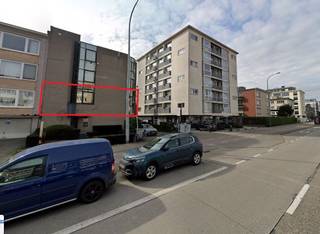 RUIM TE RENOVEREN KANTOOR OP TOPLOCATIE – BISCHOPPENHOFLAAN, DEURNE<br /><br />Strategisch gelegen aan de Bisschoppenhoflaan te Deurne, met uitstekende zichtbaarheid en veel passage. Vlot bereikbaar met de wagen én het openbaar vervoer – ideaal voor klanten en medewerkers.<br /><br />Dit ruime kantoor bevindt zich op de eerste verdieping van een kleinschalig kantoorgebouw. <br />Via lift of trap bereikt men de eerste verdieping. Vanuit de centrale inkomhal heeft u een verbinding met tot alle ruimtes.<br /><br />Vooraan bevinden zich twee afzonderlijke bureauruimtes - ideaal als afzonderlijke kantoren of vergaderzalen - en een derde bureel.<br />Het open landschapskantoor kan flexibel ingedeeld worden<br />Er is een gescheiden dames- en herentoilet, een aparte berging/technische ruimte en een eetruimte met kitchenette (voorzien van spoelbak en koelkast met vriesvak). <br /><br />Buitengewone kenmerken:<br />Veelzijdige indeling met separate én open werkruimtes<br />Grote visibiliteit op een commerciële toplocatie<br />Perfect bereikbaar met auto (Antwerpse ring en E313) en openbaar vervoer<br />Airco aanwezig<br /><br />Plannen beschikbaar op aanvraag<br /><br />Nutsvoorzieningen zijn individueel<br />Huurprijs; 1050 euro/maand exclusief onroerende voorheffing en eventuele gemeenschappelijke lasten <br />Onroerende voorheffing 1265 euro<br />Gemeenschappelijke kosten: 75 euro provisie /maand (verbruik gemeenschappelijke delen + lift)<br />Onmiddellijk beschikbaar<br />Drie parkeerplaatsen beschikbaar<br /><br />Een bezoek is sterk aanbevolen – ontdek het potentieel van deze ruimte zelf!