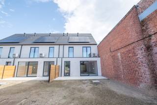 Een weldoordacht project van 3 knappe, ruime woningen in volle centrum vlakbij handelszaken, scholen en openbaar vervoer. Duurzaam en ecologisch gebouwd met een perfecte zuidwest oriëntatie. Iedere woning heeft minimum 3 slaapkamers en kan worden voorzien van een 4de en zelfs 5de slaapkamer (op de zolderverdieping).<br /><br />Energiezuinige woningen dankzij o.a. vloerverwarming, warmtepomp en zonnepanelen.<br />Wij zorgen voor de volledige afwerking met hoogwaardige materialen door vakmensen uit de buurt: zelfs de opritten, terrassen, tuinhuizen, wadi's, carports en extra parkeerplaatsen worden voorzien. Afwerkingsmaterialen kunnen worden gekozen naar eigen smaak.<br />Hierover vindt u meer info in ons lastenboek.<br />Wenst u het lastenboek, overzicht kosten en de plannen te ontvangen? Graag mailen naar sylvie@immoroba.be.<br /><br />Aankoop met 6% BTW mogelijk, ook voor investeerders!