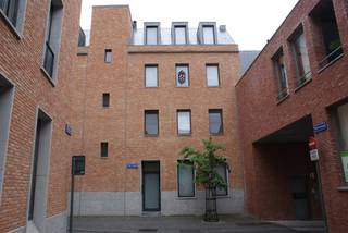 Op zoek naar een lichtrijke en ruime duplex op een toplocatie in Leuven centrum? Dan is dit uitzonderlijke appartement van 157 m² zeker iets voor u!<br /><br />Gelegen in het centrum van Leuven, woont u hier op wandelafstand van alle winkels, restaurants en faciliteiten die de stad te bieden heeft. Bovendien zijn de ring en de opritten naar de E40 en E314 vlakbij.<br /><br />De loft bevindt zich op de tweede en derde verdieping en is te bereiken via de traphal of lift.<br />Op het eerste niveau bevindt zich een grote masterbedroom (± 29 m²) met eigen badkamer, een tweede en derde slaapkamer met een ensuite doucheruimte en een apart toilet. Via de schuifdeuren bereikt u het terras van 10 m² met een prachtig uitzicht.<br />Het bovenste niveau omvat een zeer ruime leefruimte (± 32 m²) met open keuken, een apart toilet en berging met aansluiting voor wasmachine. <br />Daarnaast beschikt het appartement nog over een privatieve kelder, een privatieve autostaanplaats en 3 fietsenstalplaatsen.<br /><br />Het appartement is beschikbaar vanaf 1 juli 2026 als hoofdverblijfplaats voor langdurige bewoning. Maandelijkse huurprijs: € 1.650 + € 100 provisie voor gemeenschappelijke kosten.<br /><br />Lijkt deze duplex iets voor u? Maak snel een afspraak via onze online agenda onder 'Bezoekmoment kiezen' of bel ons op 016 23 90 80 (weekdagen 10u–13u).