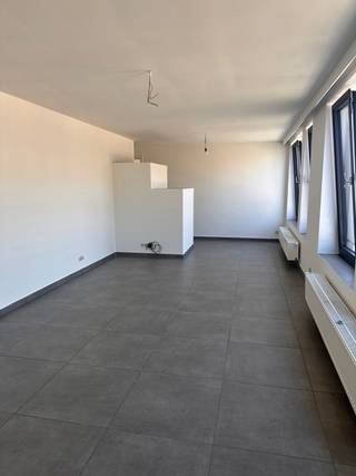 GELIEVE ENKEL TE REAGEREN VIA MAIL: saskia@immoteam.be<br />+++ Kakemanstraat 71 bus 3 - Lebbeke +++ <br />Op zoek naar een <strong>comfortabel appartement</strong>? Dit lichtrijke appartement is <strong>onmiddellijk beschikbaar </strong>en beschikt over een inkomhal, een praktische berging, een <strong>ruime woonkamer </strong>met volledig ingerichte open keuken, een apart toilet, <strong>één slaapkamer</strong>, een gezellig <strong>terras</strong> en een <strong>garage </strong>aan de achterzijde van het gebouw.<br /><strong>EXTRA TROEVEN:</strong><br />- Rustige woonstraat<br />- Scholen zijn goed bereikbaar<br />- Bushaltes en Station zijn vlot bereikbaar<br />- Het Centrum van Lebbeke ligt kortbij<br />ONMIDDELLIJK VRIJ.<br />Voor een inlichting of bezoek: saskia@immoteam.be