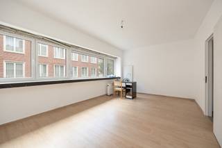 <p>In de sfeervolle Sint-Antoniusstraat, pal in het centrum van Turnhout, bevindt zich dit veelzijdige handelspand met duplexappartement en een bewoonbare oppervlakte van maar liefst 306 m². De locatie is een uitgesproken troef: een charmante straat met historisch karakter, op wandelafstand van winkels, horeca en openbaar vervoer, en tegelijk opvallend rustig gelegen.</p>
<p>Het gelijkvloers bestaat uit een ruime, open handelsruimte die dankzij meerdere lichtkoepels baadt in natuurlijk daglicht. Achteraan zijn een praktische berging en een afzonderlijk toilet voorzien. Deze verdieping leent zich uitstekend voor diverse commerciële invullingen.</p>
<p>Op de eerste verdieping bevindt zich een aangename, lichtrijke leefruimte met aansluitend een ruime keuken, uitgerust met vaatwasser, oven en koelkast. Daarnaast zijn er een handige berging en een apart gastentoilet.</p>
<p>De tweede verdieping omvat twee volwaardige slaapkamers, waarvan één met dressingruimte. De badkamer is uitgerust met een douche, lavabo en toilet. Aan de achterzijde bevindt zich een compact balkon dat een gezellige buitenruimte creëert midden in de stad.</p>
<p>Verder beschikt het pand over een ruime kelder, ideaal als extra opslag- of bergruimte.</p>
<p>Dit pand valt onder de renovatieverplichting van de Vlaamse overheid voor residentiële gebouwen (tenzij bij sloop binnen de 5 jaar na aankoop). Meer informatie is beschikbaar via het Vlaams Energie- en Klimaatagentschap.</p>
<p><strong>Troeven op een rij:</strong></p>
<ul>
<li>Lichtrijke handelsruimte met veel potentieel</li>
<li>Mogelijkheid tot een aparte inkom voor het woongedeelte</li>
<li>Interessant investeringspand met aantrekkelijk verhuurpotentieel</li>
</ul>