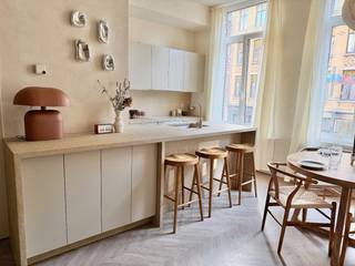 Gemeubeld luxe appartement op het hippe Zuid! Middenin het bruisende Zuid en op een paar passen van het nieuwe Zuidpark bevindt zich dit prachtige designappartement. Net gerenoveerd en klaar voor 1e gebruik, hoogwaardig afgewerkt met luxueuze materialen en ingericht tot aan het laatste detail. Pilates doe je bij Rite naast de deur, tal van koffiebars en restaurants in de buurt. Dit is dé plek om de stad van zijn gezelligste kant te beleven en toch volledig tot rust te komen in een zen interieur.<br />Via een gemeenschappelijke hal betreed je dit appartement op de 1e verdieping badend in het licht. Kom binnen in de leefruimte met open keuken en ruim eiland dat tevens als bureau met extra kastruimte kan gebruikt. De keuken beschikt over een inductievuur, koelkast en diepvries en is volledig voorzien van kookgerief, servies, glaswerk en decoratiespullen, espressomachine etc. Aansluitend vinden we een handige berging met voorraadrekken, een wasmachine, magnetron en stofzuiger. In de woonkamer een eettafel voor 4 personen en gezellige zithoek. De badkamer beschikt over een toilet, wastafel en regendouche afgewerkt in mortex en is voorzien van badlinnen. Achteraan vinden we de superrustige slaapkamer met dubbel bed uitgebreide garderobekast, voorzien van bedlinnen. Aan de straatzijde is er een handige gemeenschappelijke berging voor fietsen voorzien.  Kosten 100 eur/maand (syndicus en hal)<br />Enkel verhuring met hoofdverblijfplaats.