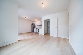 Nieuw luxe appartement ideaal gelegen in het hart van het historische centrum van Doornik, vlakbij de kathedraal. Gelegen in een residentie voltooid in 2026, zal dit appartement met één slaapkamer van 60 m2, nooit bewoond, verleiden door de kwaliteit van de afwerkingen, de hoogwaardige materialen en de exclusieve diensten.<br /><br />Het appartement bestaat uit een inkomhal met apart toilet, een lichte woonkamer die toegang geeft tot een aangenaam terras en een volledig uitgeruste open keuken met oven, kookplaat, afzuigkap, koelkast / vriezer, magnetron en veel berging.<br /><br />De kamer heeft directe toegang tot een elegante doucheruimte met een inloopdouche, een wastafel met opbergmeubilair en nette afwerkingen. Een wasruimte maakt het pand compleet.<br /><br />U zult ook genieten van een eigen kelder en twee fietshaken.<br /><br />De residentie, uitgerust met een lift en een zwembad, biedt een zeldzame leefomgeving die comfort, moderniteit en staan in het hart van de stad combineert.<br /><br />Het appartement profiteert van hoogwaardige technische diensten: dubbel glas aluminium frame, centrale gas vloerverwarming, zonnepanelen en uitstekende PEB A zorgen voor optimaal comfort en een laag energieverbruik.<br /><br />Mogelijkheid om tegen een toeslag een beveiligde parkeerplaats te verwerven.<br /><br />Verkoop onder btw-regeling.