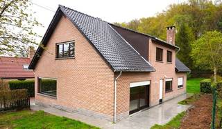 Rustig gelegen gezinswoning nabij het centrum van HuldenbergDeze aangename woning is rustig gelegen en toch vlak bij het centrum van Huldenberg, met...