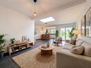 <p><span>Charmante gezinswoning met 3 slaapkamers in Brasschaat</span></p><p><span>Deze verzorgde gezinswoning combineert een bewoonbare oppervlakte van 350 m² met een praktische indeling en lichtrijke ruimtes. </span></p><p><span>De ruime leefkeuken met kookeiland sluit naadloos aan op de tuin dankzij de grote raampartijen.</span></p><p><span>De woning beschikt over drie volwaardige slaapkamers en een badkamer met zowel bad als douche. De neutrale afwerking zorgt ervoor dat je hier meteen je eigen thuis van kan maken.</span></p><p><span>Buiten geniet je van een aangename, private tuin met voldoende ruimte om te ontspannen of te spelen. Daarnaast beschikt de woning over een garage en een ruime zolder met dakvensters, ideaal als extra bergruimte of met potentieel voor verdere inrichting.</span></p><p><span>Een comfortabele gezinswoning op een fijne locatie in Brasschaat, waar ruimte en wooncomfort hand in hand gaan.</span></p>